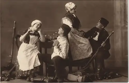 Ansichtskarte  Frauen und Soldaten beim Essen am Tisch Atelierfoto 1916