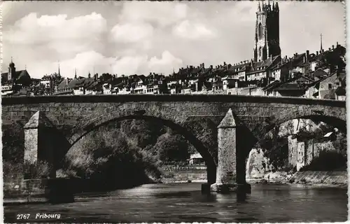 Ansichtskarte Freiburg im Üechtland Fribourg Totale und Brücke 1957