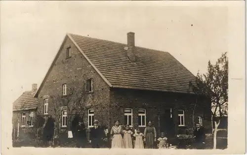 Ansichtskarte  Familie vor Einfamilien Ziegelhaus 1922 Privatfoto