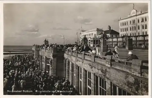 Ansichtskarte Borkum Kaiserstraße, Wandelhalle - belebt 1930