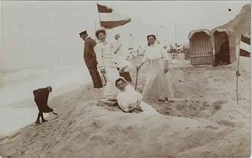 Westerland-Sylt Frauen bauen Sandburg am Strand 1913 Privatfoto Foto