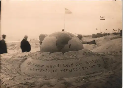 Westerland-Sylt Weltkugel mit Spruch aus Sand 1922 Privatfoto Foto