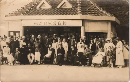 Westerland-Sylt feine Herrschaften vor dem Cafe/Bar MARESAN 1919 Privatfoto