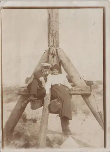 Sylt verliebtes Paar auf Holzgeüst in den Dünen 1909 Privatfoto Foto