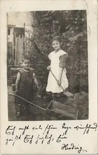 Ansichtskarte Ravensburg Mädchen bei der Gartenarbeit 1917 Privatfoto