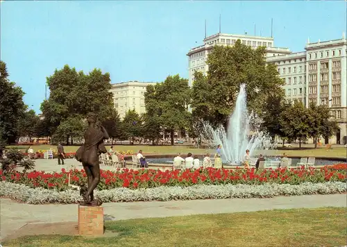 Altstadt-Magdeburg Blick auf den Springbrunnen mit Besuchern 1983