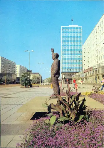 Magdeburg Erich-Weinert-Denkmal in der Karl-Marx-Straße und Haus des Lehrers 1982