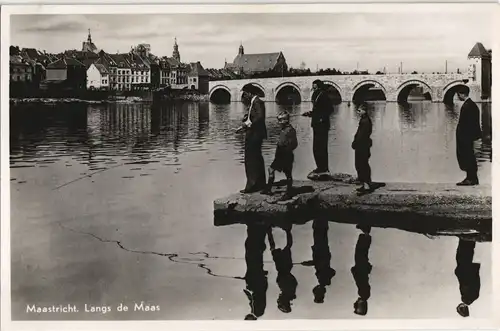 Maastricht Mestreech Brücken (Bruggen) Langs de Maas mit Personen 1940