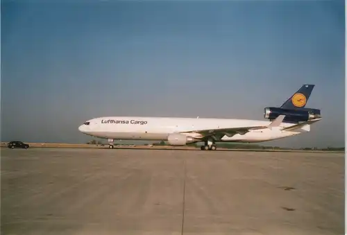 Flugwesen - Flugzeuge, Lufthansa Cargo auf dem Rollfeld 2000 Privatfoto Foto