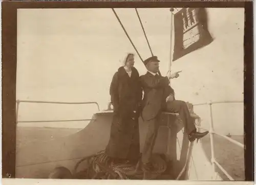Schiffe/Schifffahrt - Dampfer Mann und Frau am Bug 1906 Privatfoto Foto
