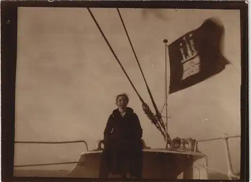 Foto  Frau auf Schiff Hamburg-Flagge 1908 Privatfoto Foto