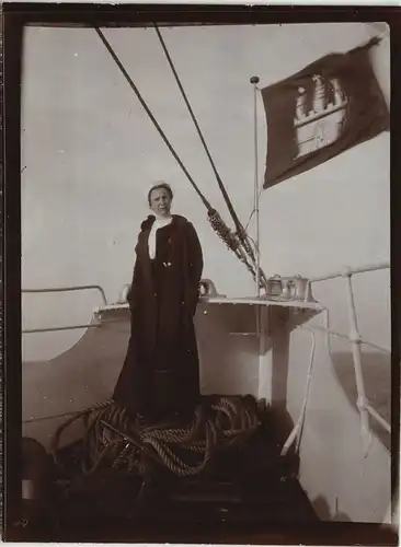 Frau am Schiffsbug Dampfer Hamburger Flagge 1912 Privatfoto Foto