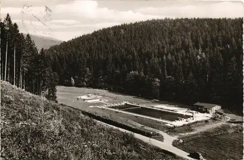 Scharzfeld-Herzberg (Harz) Umlandansicht Blick auf das Wald-Schwimmbad 1957