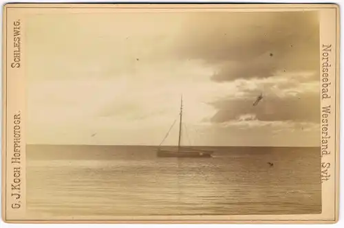 Westerland-Sylt Segelboot auf dem stillen Meer CDV Kabinettfoto 1882 Kabinetfoto