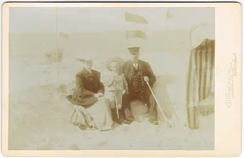 Ansichtskarte Westerland-Sylt Familie am Strand 1883 Kabinetfoto