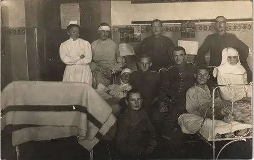 Ansichtskarte  WK1 Soldaten, Krankenschwestern und Nonne im Lazarett 1918