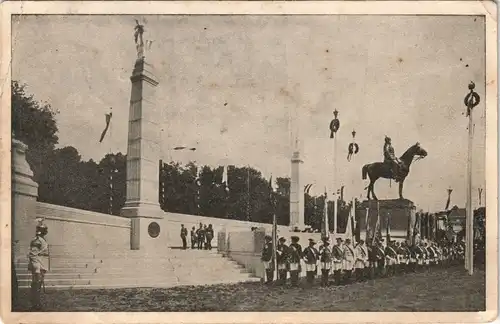Ansichtskarte Berlin Parade vor dem Denkmal 1903