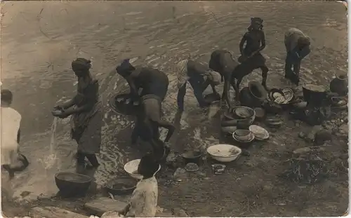 Ansichtskarte  Natives nbeim waschen des Geschirrs 1930