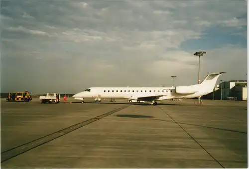 Flugzeug Foto Airplane Photo kleiner Jet auf Rollfeld 2003 Privatfoto