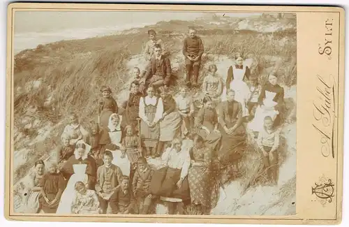 Insel Sylt Kinder und Nonnen in den Dünen Sylt CDV Kabinettfoto 1895 Kabinetfoto
