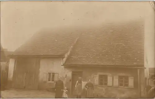 Berufe /Arbeit: Bauern - Landwirtschaft Familie vor Gehöft 1915 Privatfoto