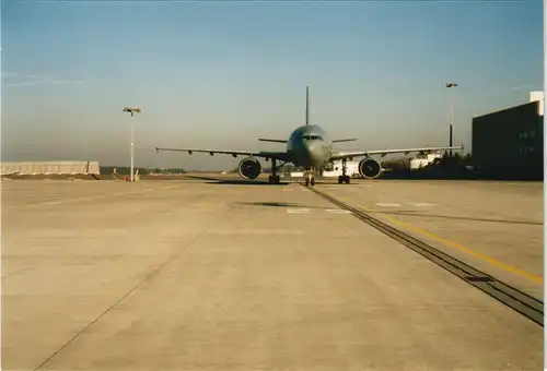 Foto  Flugwesen Airplane Foto: Flugzeug auf Rollfeld 2003 Privatfoto