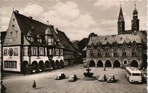 Ansichtskarte Goslar Marktplatz, Autos ua. VW Käfer und Bus 1960