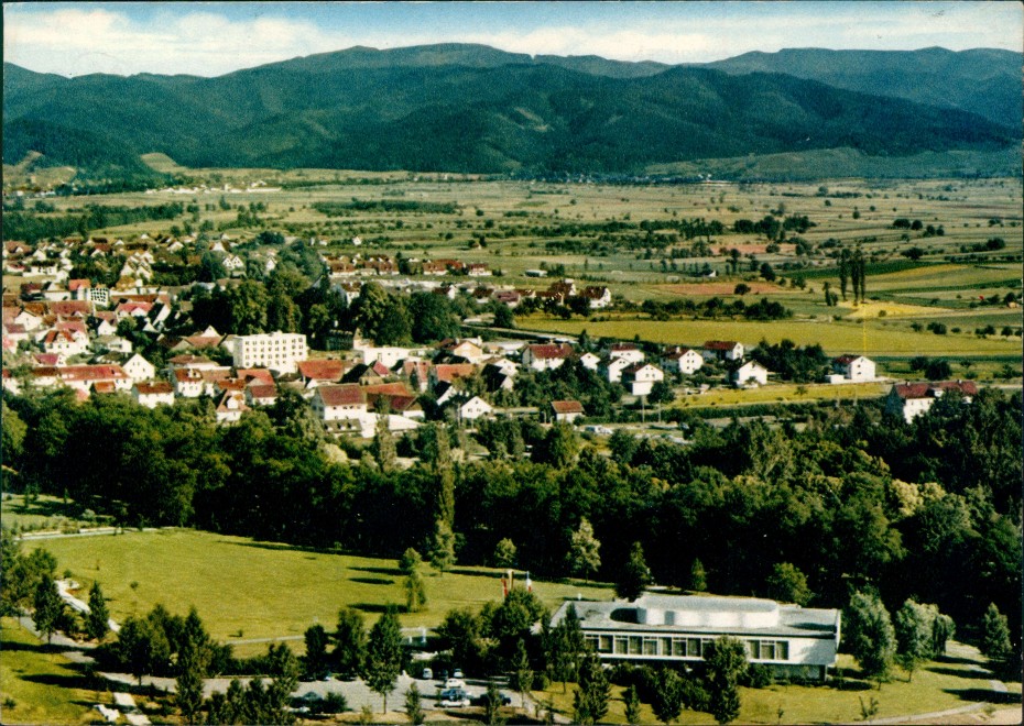 Bad Krozingen Luftbild, Gesamtansicht mit Schwarzwald