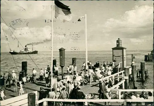 Ansichtskarte Cuxhaven Alte Liebe belebte Schiffsanlegestelle 1957