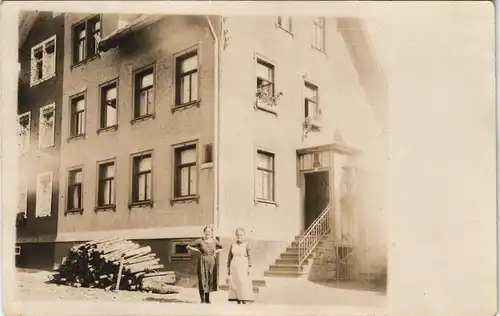 Furtwangen (Schwarzwald) Frauen vor Mehrfamilienhaus 1912 Privatfoto