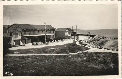 CPA Saintes-Maries-de-la-Mer Ortsansicht, Küste mit Gebäude 1950