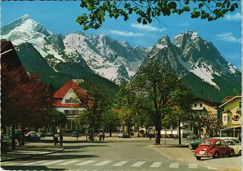 Garmisch-Partenkirchen Marktplatz mit Spielbank, Autos ua. roter VW Käfer 1970