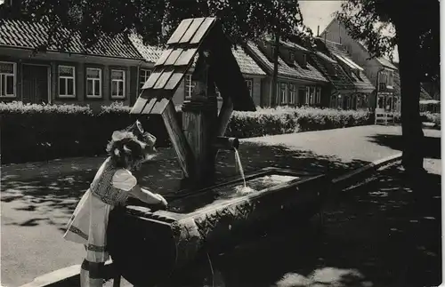 Sankt Andreasberg-Braunlage Schützenstraße, Mädchen am Brunnen 1960