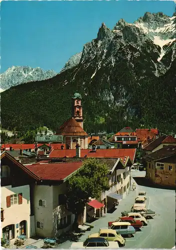 Ansichtskarte Mittenwald Dorf Panorama mit Autos, ua. VW Käfer 1974
