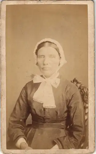 Sylt Alte Dame sitzend in Sylter Tracht CDV Sylt 1886 Kabinettfoto