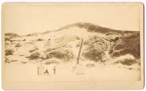 Sylt Männer an den Hütten, Weg durch die Dünen CDV Sylt 1884 Kabinettfoto