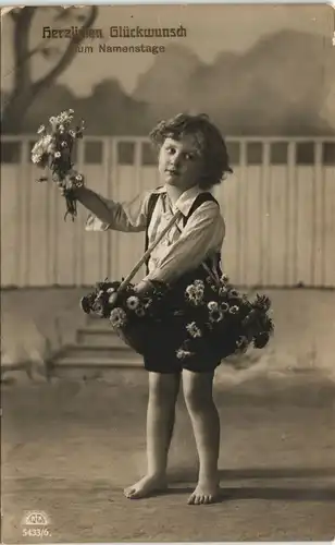 Ansichtskarte  Glückwunsch Geburtstag: Fotokunst Junge mit Blumenkorb 1914