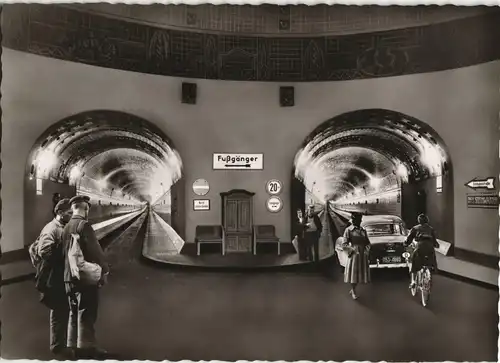 Ansichtskarte St. Pauli-Hamburg Elbtunnel, Personen, Auto Radfahrer 1950