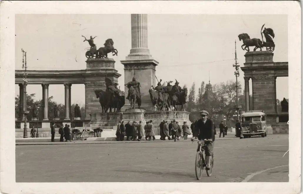 Postcard Budapest Heldenplatz (Hősök tere) - Millenniumsdenkmal 1929