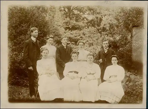 Foto  Frauen und junge Männer fein gekleidet 1907 Privatfoto
