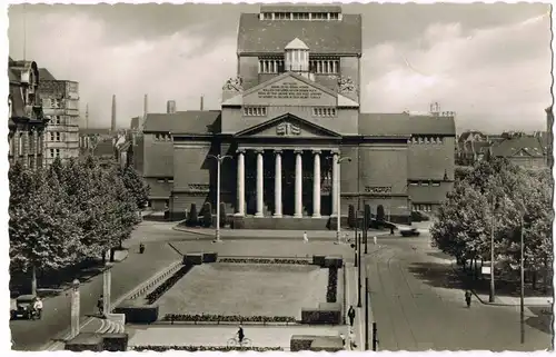 Duisburg Königsplatz, Hochöfen und Industrie im Hintergrund 1954