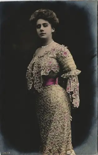 Künstlerkarten Mode Kleidung schöne Frau Spitzenkleid, colorierte Fotokarte 1909