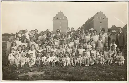 Foto  Große Kindergruppe, Lehrer Arbeiterhäuser 1922 Privatfoto