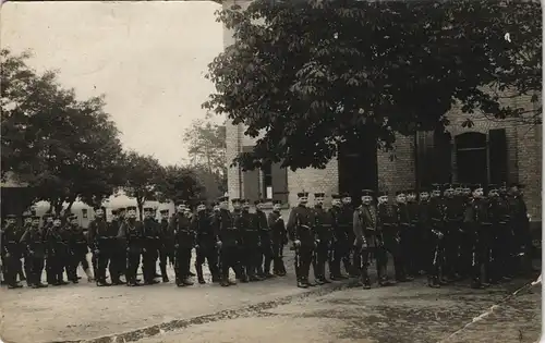 Privatfotokarte - Militaria - marschierende Soldaten 1909 Privatfoto