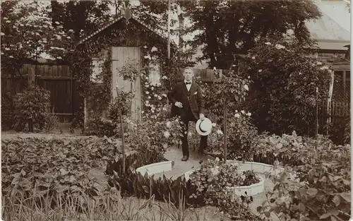 Mann im Schrebergarten, Anzug Zeitgeschichte Garten 1912 Privatfoto