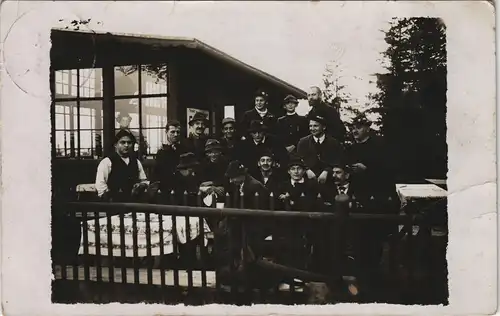 Foto  Jagd / Jäger - Gruppenbild vor Jagdhütte 1912 Privatfoto