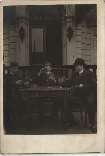 Mann mit Melone, Postbeamte Zigarre vor der Post beim Skat 1912 Privatfoto