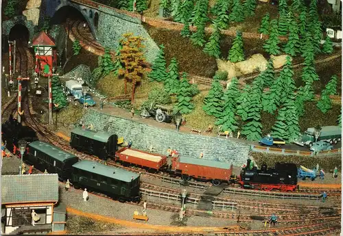 Unterer Bahnhof "Moosbach" auf einer HO-Anlage von Hans-Heinrich Schubert, Freital; Lok 98 7224 am Hausbahnsteig von Winfried Liebschner, Dresden 1989