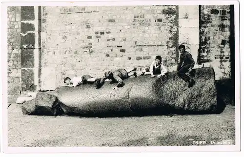 Ansichtskarte Trier Spielende Kinder auf dem Domstein 1940