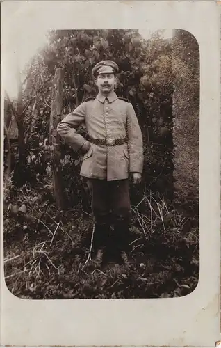 Militär/Propaganda 1.WK (Erster Weltkrieg) Soldat im Garten 1916 Privatfoto